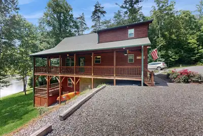 Image de Relax by the river in Murphy: Spacious decks, stunning views, and endless advent