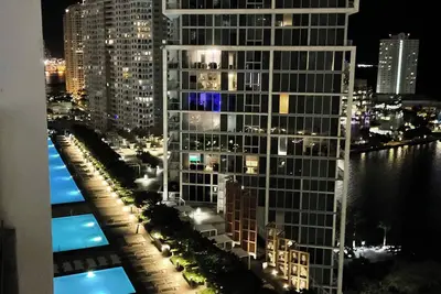 Image de 2 Br unit W Icon w/ Spa, Infinity Pool & Gym!