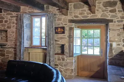 Image de Maison en pierres au Faou, centre bourg et ses services accessibles Ă pied.