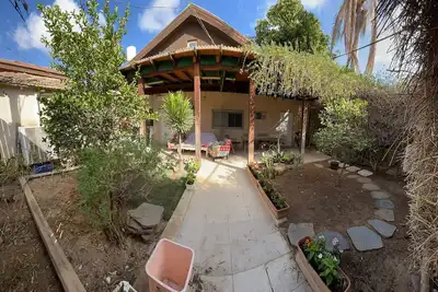 a cozy apartment with a beatiful garden in the heart of the old city/