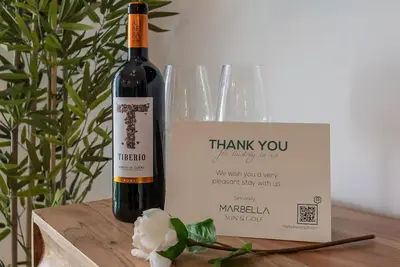 Image de Évasion de Luxe à Puerto Banús: Confort, Plage et Vie Nocturne