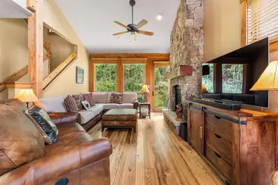 Luxurious and Comfy Townhome w/ 2 Balconies & Patio w/ Mountain Views!