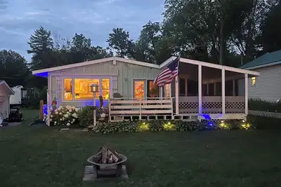 Image de Cozy 4-bedroom cottage on Magician Lakefront with WiFi, Ac in Sister Lakes.