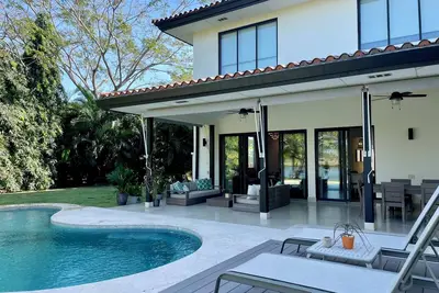 Luxury and tranquil 4 Bedroom Thownhome