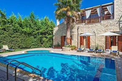 Spacious Villa With Jacuzzi, Fireplace & Balcony