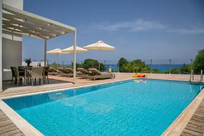 Image de Spacious 4 Bedroom Sea Front Villa W/Private Pool