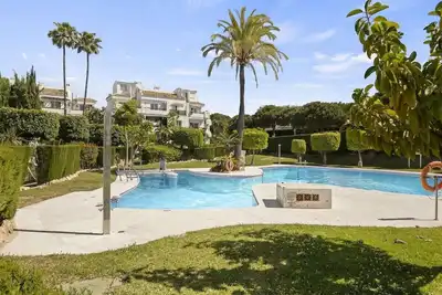 Image de A Calahonda dans un écrin de verdure ce Penthouse 3pools ravira petits & grands.