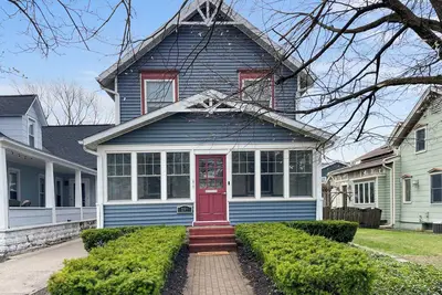 Image de Stylish, comfortable and clean home steps from Dtp. Can not beat location!