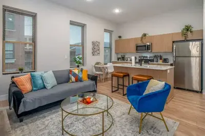Prime Otr, Steps to Tql, Findlay Mkt, Light Rail, WiFi, 3 Lux Queen Beds, 55inTV