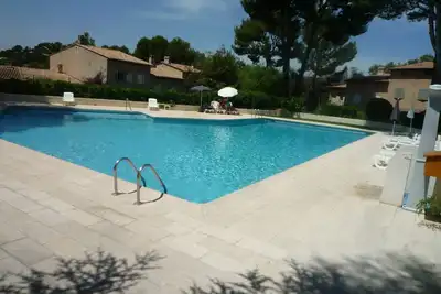 Image de Beau 3 pièces avec terrasse dans domaine gardé avec piscines et tennis