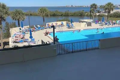 Image de Nov Special. . Beautifully decorated modern  Gulf Front Condo Sleeps 4 Hudson, Fl