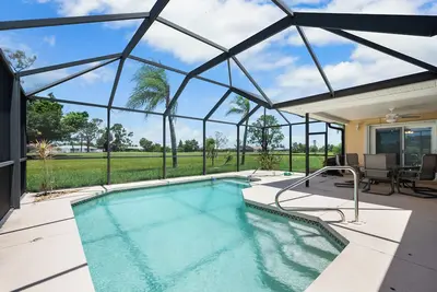 Image de Near beaches! 2100 square foot heated pool home on the Golf Course!