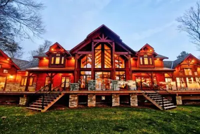 Image de Beautiful Custom Log Home nestled on 300 ft beach front
