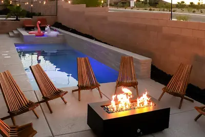 Image de Game Room • Heated Pool & Spa • Fire Pit • Putting Green • Outdoor Tv