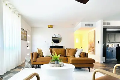 Image de Modern Lux: Sleeps 10, Free Heated Pool, Hot Tub, Bbq, Cinema room & more!