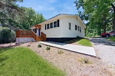 Image de Charming Country Home with Nature Trails and Modern Comforts