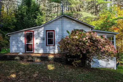 Image de Cozy 2-bdrm, 3-season Adirondack cabin at tranquil Great Sacandaga Lake w/WiFi