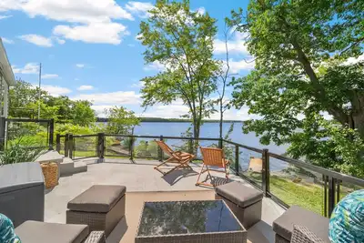 Image de Tranquil Private Lakefront Cottage Haven - 1. 5 hr from T. O
