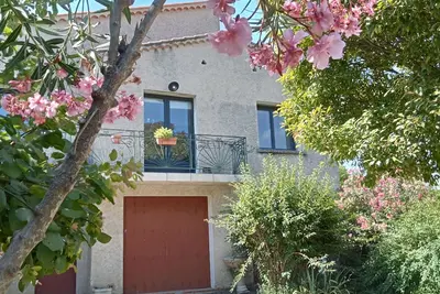Image de Maison individuelle en plein centre, jardin clôturé. 3 mn à pied toute commodité