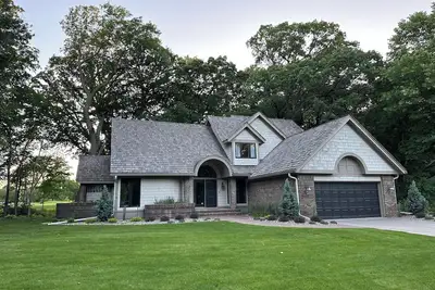 Image de Beautiful Fully Remodeled House Located on Hazeltine National Golf Club.