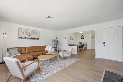 Image de Spacious 5b2b home 5 min to airport with Ac, Game Room, Sleeps 16