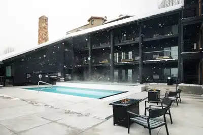 Image de King + Sofa, Gravity Haus, Hot Tub Bliss, Premier Mountain Access - 2 Units