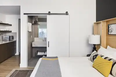 Image de King + Queen Sofa Sleeper, Gravity Haus, Steps from Gondolas, Outdoor Pool