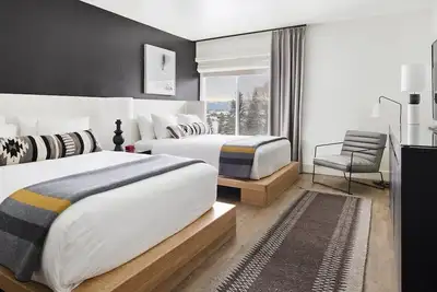 Image de Two Queen, Gravity Haus, Skiing Fun, Foot of Jackson Hole Mountain