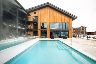 Image de Two Queen, Gravity Haus, Scenic Views, Skiing Adventure, At Jackson Hole's Foot