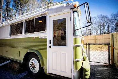 Image de Travelers rest: Skoolie stay