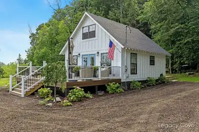 Image de Gorgeous Cottage on Wabasis Lake. Pontoon included & pet friendly!