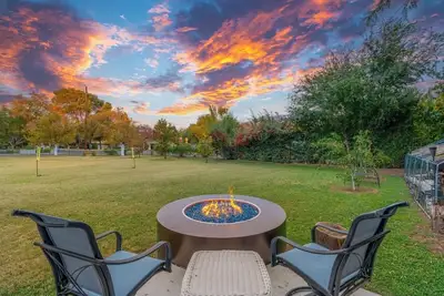 Half acre 5 bedroom 4 bath farmhouse. Huge Yard, Arcade, Firepit, Pool Phoenix! !