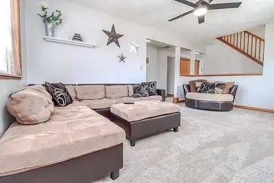 Image de New* Close to Downtown | Big Backyard | 4bd 2 b