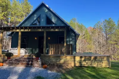 Image de Quaint cabin style house, modern finish, Beautiful open concept and pond view