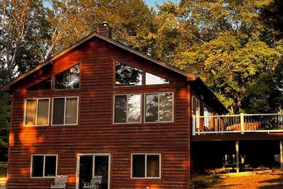 Image de 3-Bedroom Cabin Nestled in the Woods on a Pond! Sleeps 16-20 - Orv Trail access.