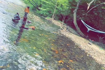 Image de Shirleys’ River Retreat. ……  camp on the rivers edge