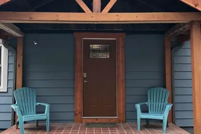 Image de Fresh, nicely finished, three-bedroom cabin on the Baileys Trails!