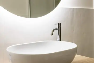 Image de Discover the charm of an elegant, recently renovated two-room apartment, located on the second floor of a building in the heart of the Navigli. This hidden gem offers a perfect balance between modern comfort and historic charm, ideal for a romantic getaw