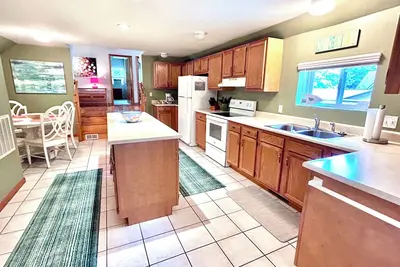 Image de Downtown Charlevoix! Upper-June 20-26; July 12-17 Open! 2 blocks to the lake!