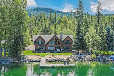 Image de Pet Friendly Waterfront Log Home w/ Private Dock