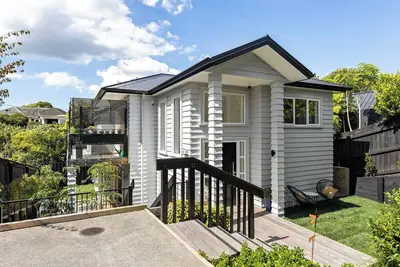 Image de Central, quiet 4 bedroom home near city, beaches, parks, zoo and kids museum.