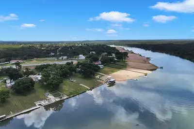 Image de Beach Memories - Renovated Open Modern Lake Access, Beach/Cabana, Covered Patio!