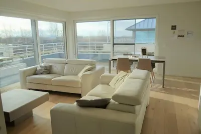 Image de Appartement près du port avec terrasse ensoleillée