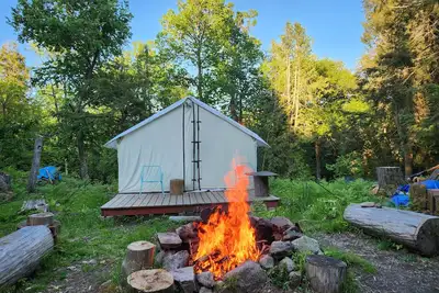 Image de Charming Tent with Outdoor Kitchen and Outhouse, 30min drive to North Bay.