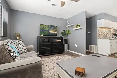 Image de A Post-Impressionist`s Muse: 2bd close to Pia