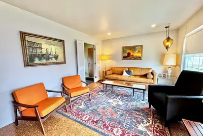 Image de Retro Refuge On Woodstock Dr.