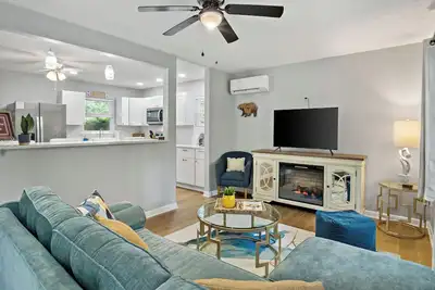 Image de Newly renovated cozy cottage in Black Mountain