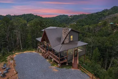 Image de 2 Bedroom w/ Fire Pit, Indoor/Outdoor Fireplace, Hot Tub, Cornhole, Shuffleboard