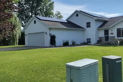 Image de Eaa Rental - Lovely 3-bedroom house in Oshkosh with WiFi, Ac and pool.