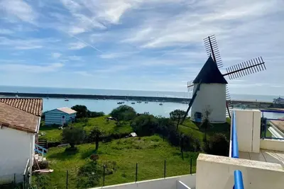 Image de Profitez de la vue sur le port et l'océan depuis votre balcon.